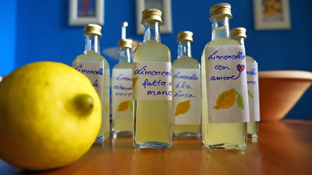 Flaschen mit selbstgemachtem Limoncello, die Hauptzutaten sind Zitrone und Liebe.