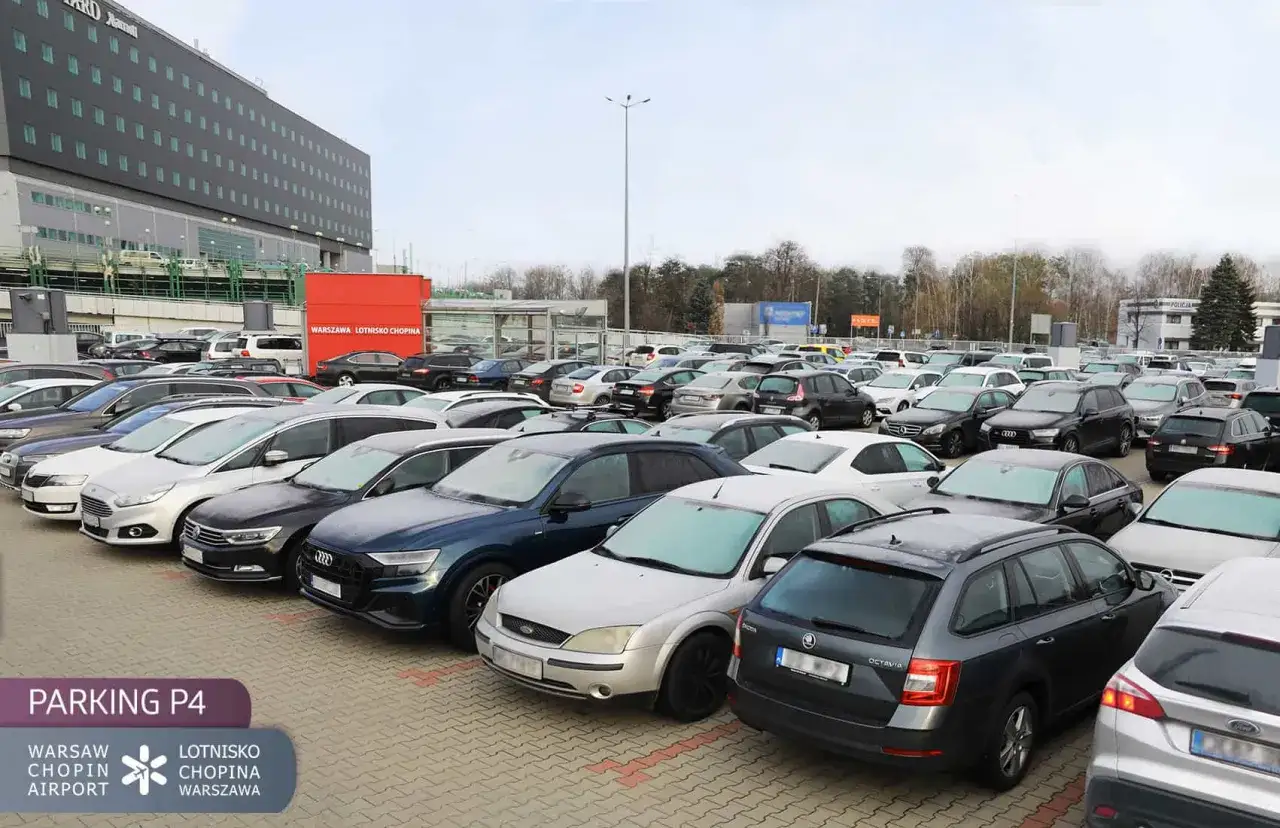 Parking P4 na Lotnisku Chopina w Warszawie. Zastanawiasz się, ile kosztuje parking na Lotnisku Chopina? Sprawdź ceny!