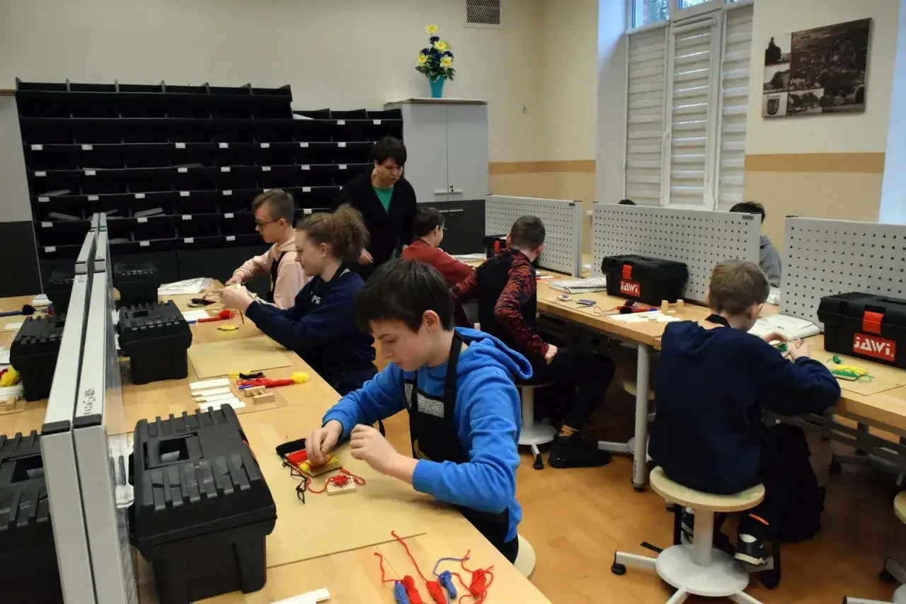 Uczniowie w 7 klasie na lekcji techniki budują modele.