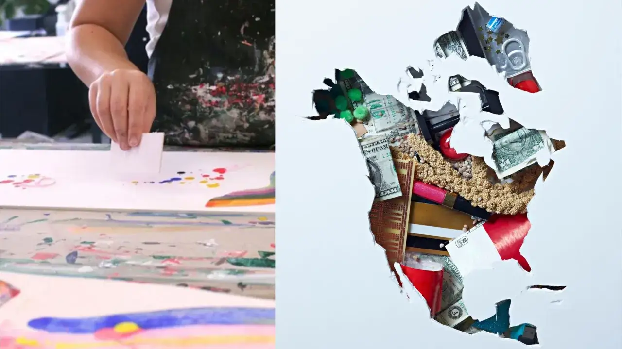 Une main utilise un carré de papier pour étaler de la peinture, une méthode pour peindre sans pinceau. À côté, l'Amérique du Nord est découpée dans du papier, révélant des billets, des cartes et des objets.