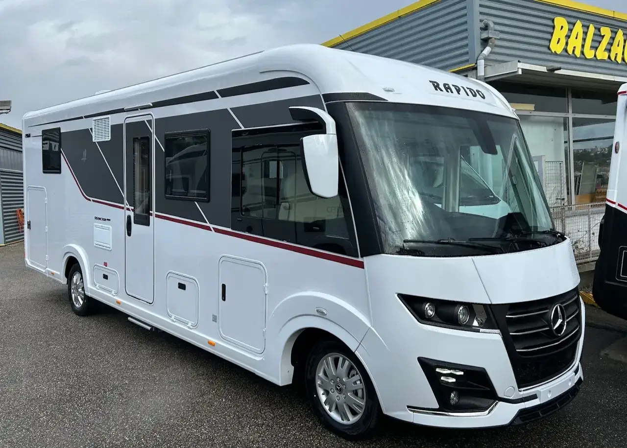 Camping-car Rapido blanc, design moderne, idéal pour permis B poids max. Parfait pour vos voyages.