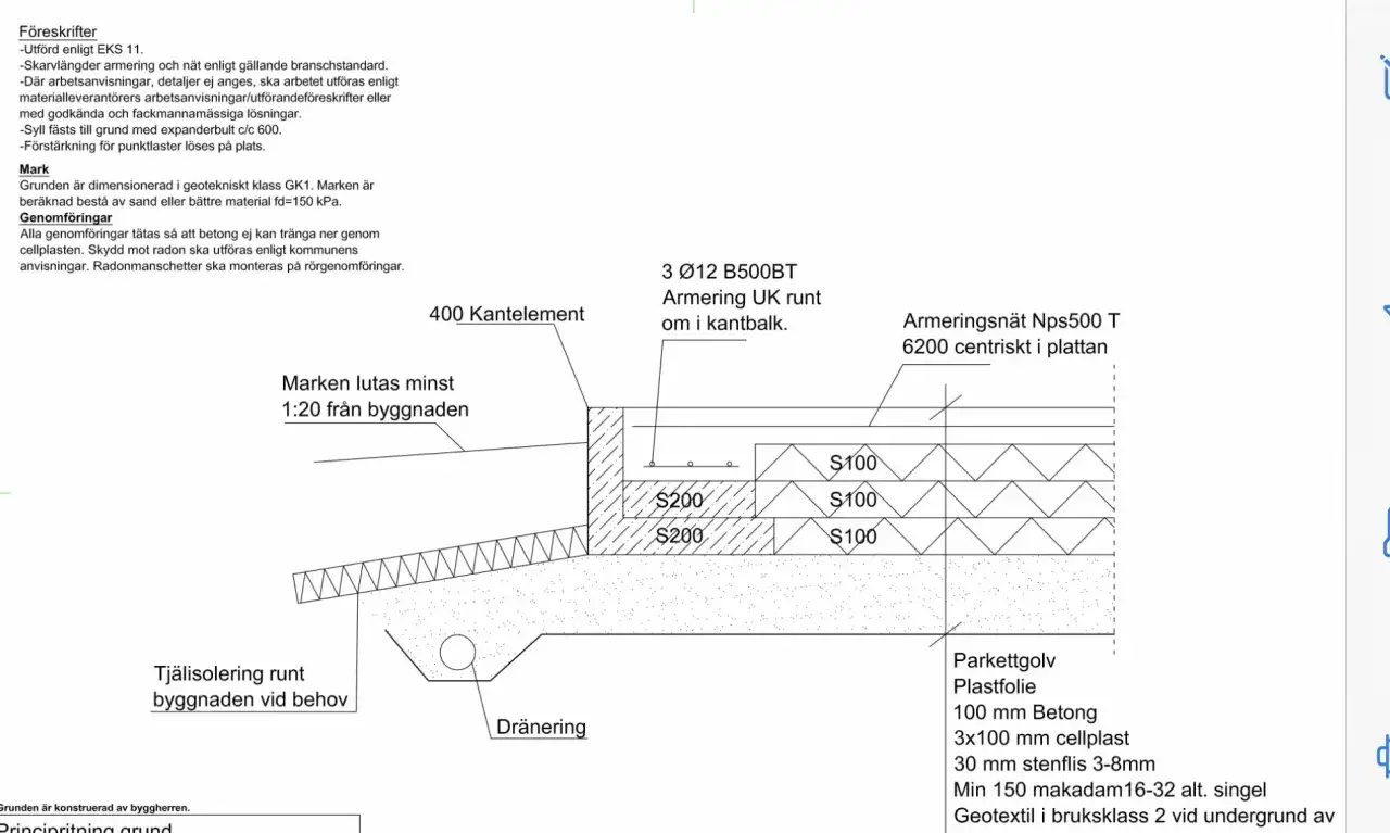Detaljerad ritning av en betongplatta p&aring; mark konstruktion med dr&auml;nering, isolering och armering.