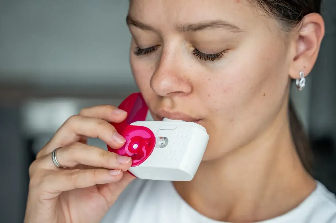 Frau nutzt Inhalator mit brimica Wirkstoff.