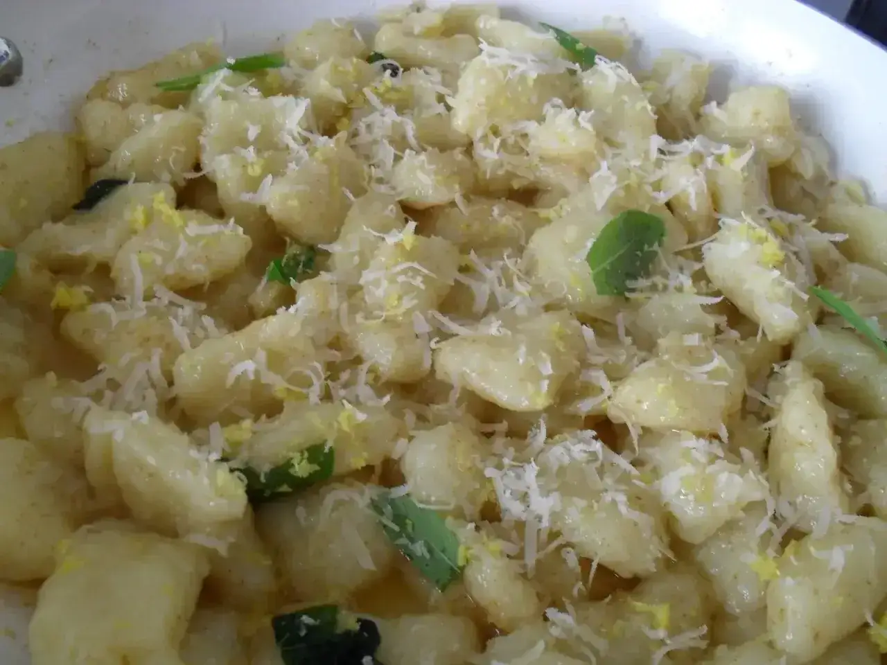 Pyszne, domowe gnocchi z cytryną i parmezanem. Idealne do wypróbowania oryginalne gnocchi przepis.