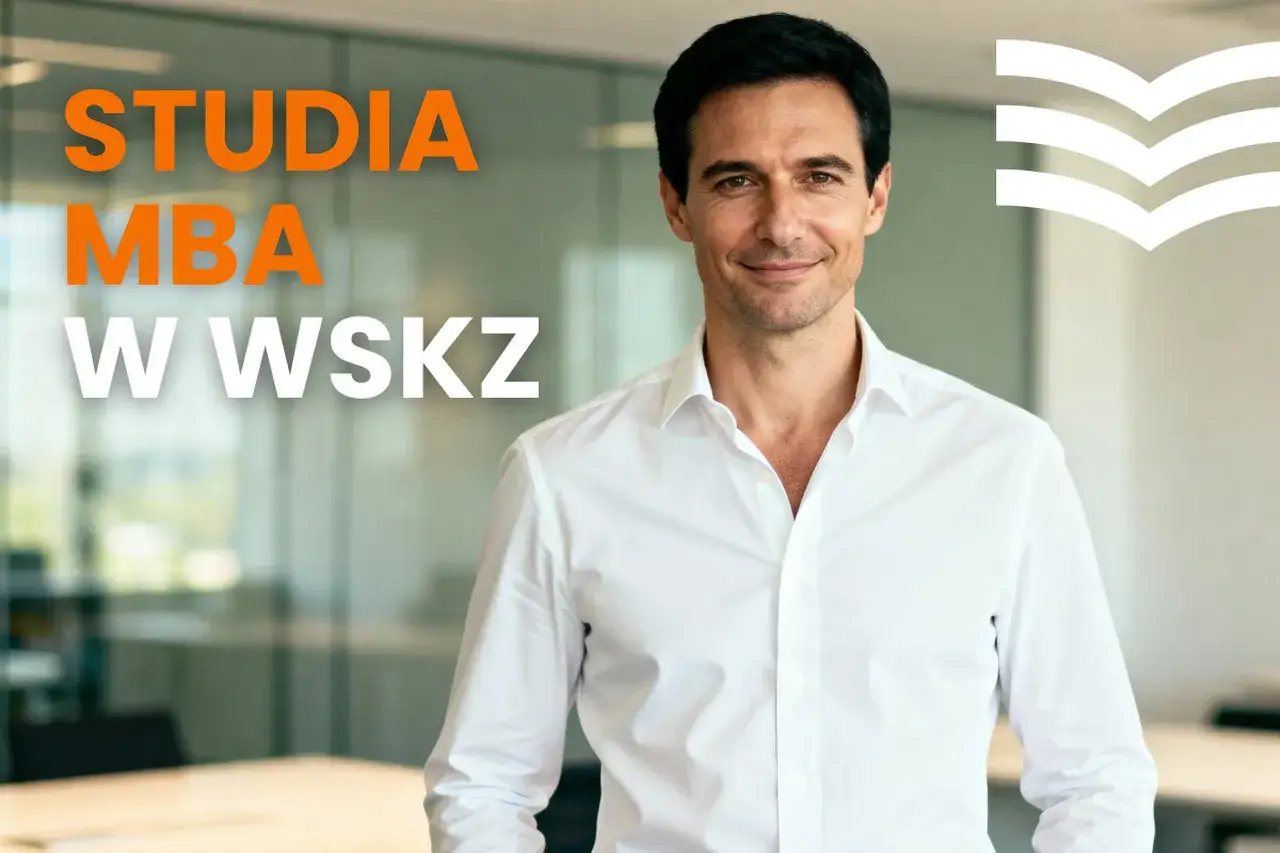 Uśmiechnięty mężczyzna w białej koszuli zaprasza na studia MBA w WSKZ. Rozwijaj karierę z nami!