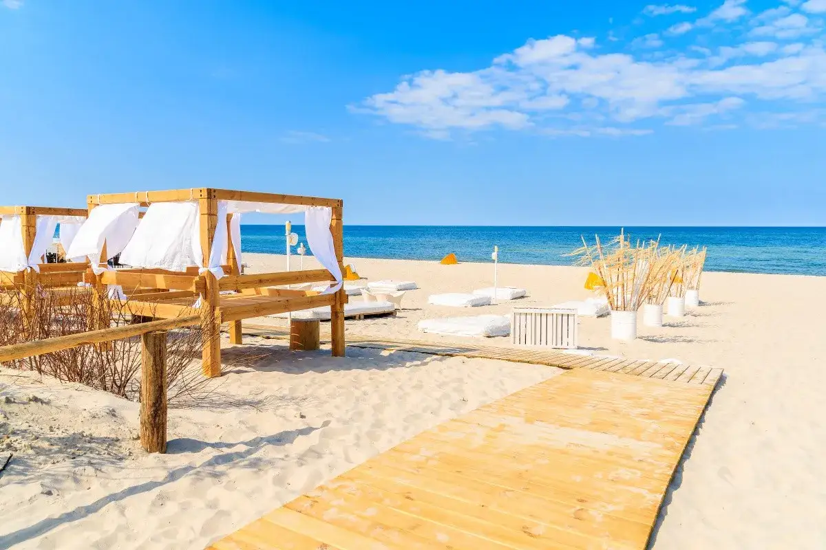 Jastarnia oferuje wspaniałe atrakcje dla dzieci: drewniane altany, leżaki i ścieżki na piaszczystej plaży nad Bałtykiem.