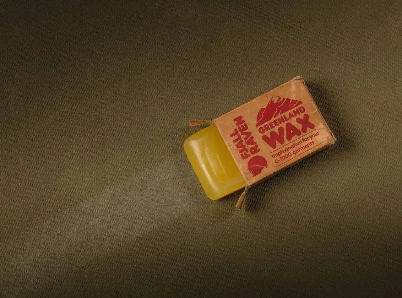 Fjällräven Greenland Wax, en gul block som impregnerar dina G-1000 plagg.