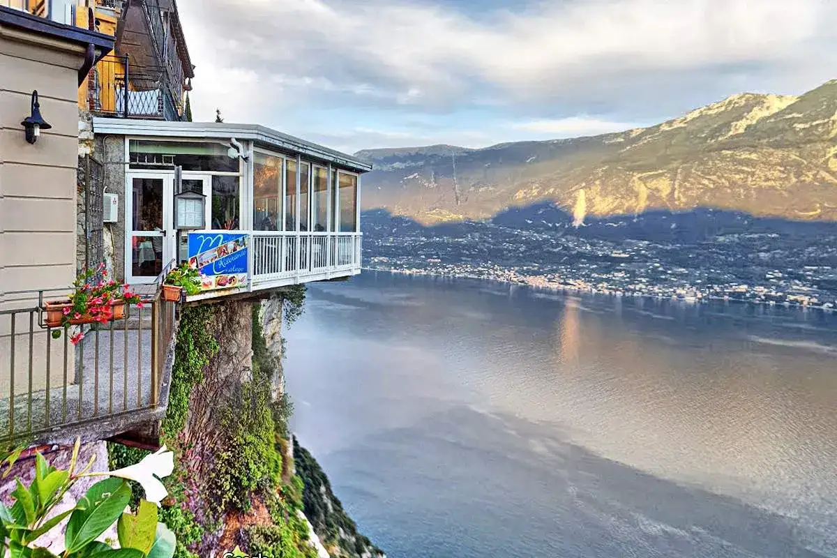 Ristorante a strapiombo sul lago, con vista mozzafiato. La **strada della forra** offre un panorama indimenticabile.