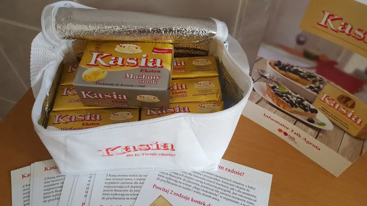 W torbie termoizolacyjnej znajdują się kostki margaryny Kasia. Czy margaryna Kasia jest wegańska? Informacje na opakowaniach nie rozwiewają wątpliwości.