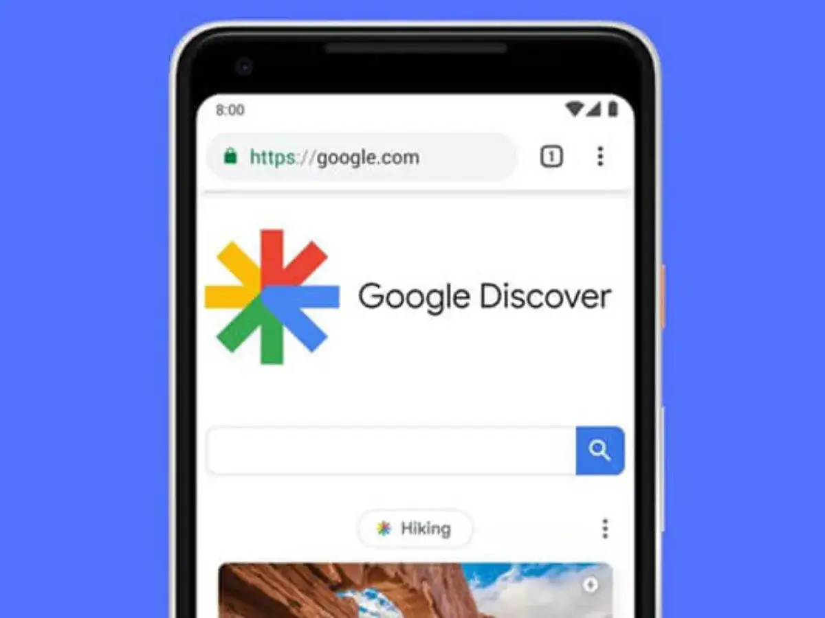 Telefon z interfejsem Google Discover. Kolorowe logo Google i pole wyszukiwania.