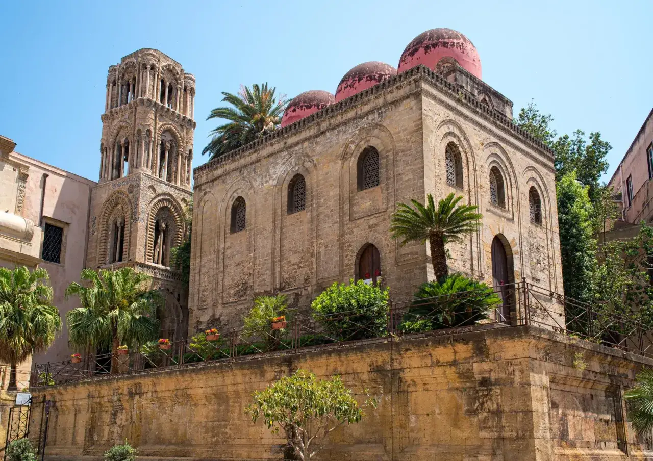 La capitale de la Sicile, Palerme, d&eacute;voile son &eacute;glise byzantine aux d&ocirc;mes roses et son campanile orn&eacute;, sous un ciel bleu &eacute;clatant.