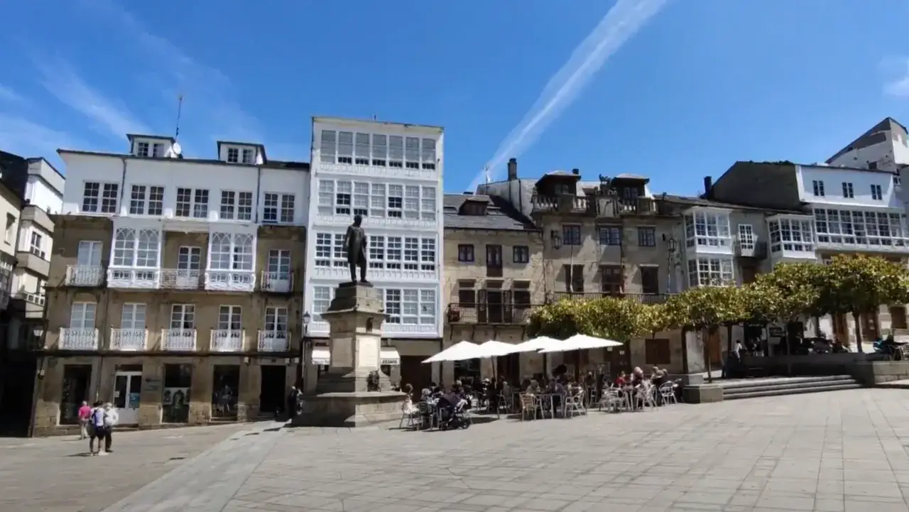Plaza con estatuas y terrazas, ideal para descubrir qu&eacute; ver en Viveiro.