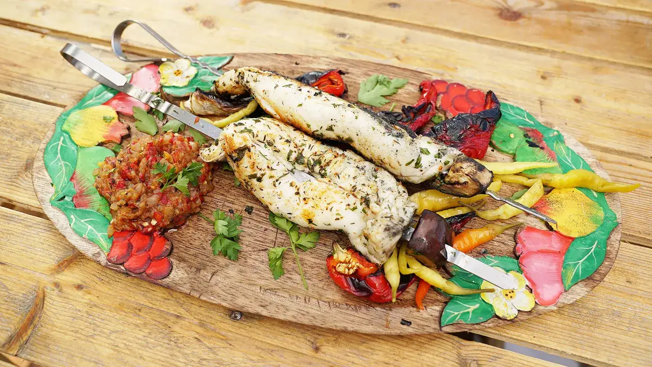labraks na grillu w koszyku
