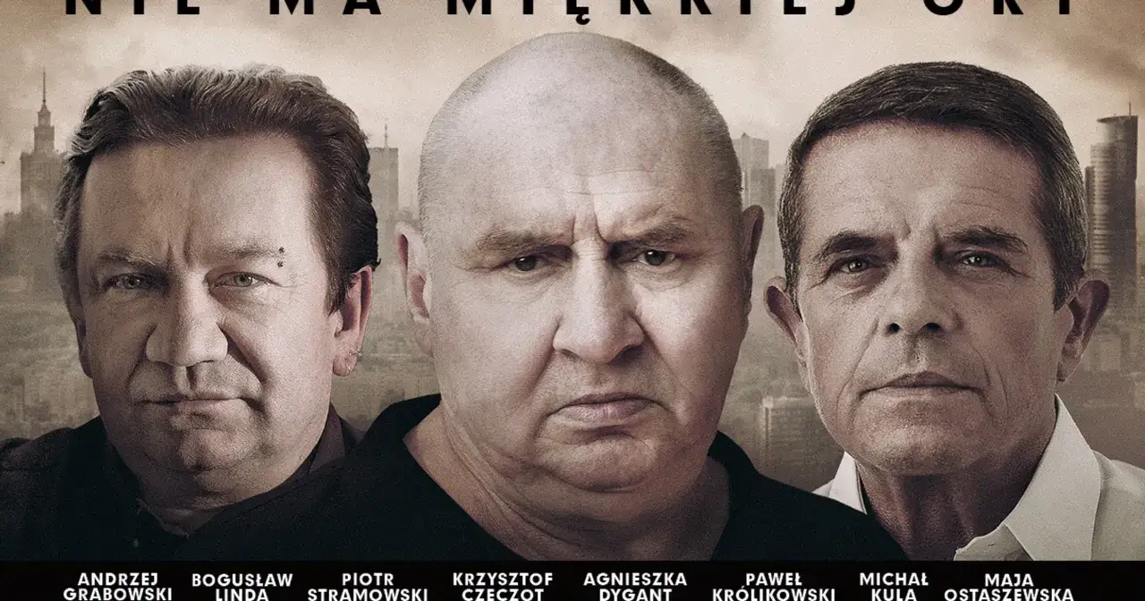 Trzech mężczyzn o surowych twarzach, jakby szykowali pitbull nowe porządki. W tle miejski krajobraz.