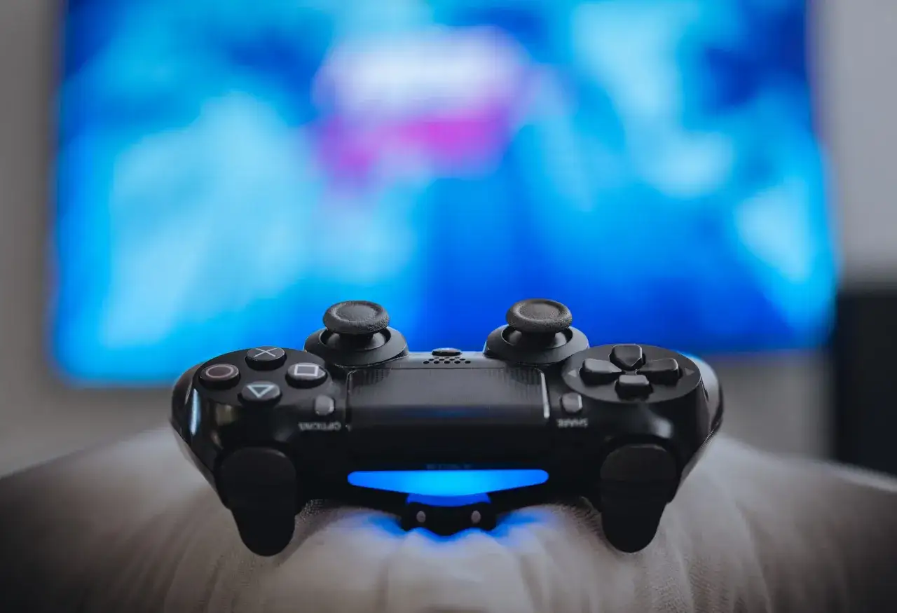 DualShock 4 obok komputera PC z adapterem Bluetooth