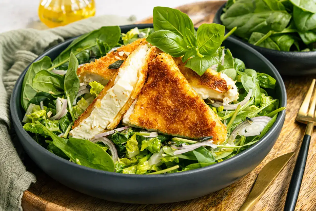 Herzhafter Spinatsalat mit knusprig paniertem Käse, ein tolles Spinatsalat Rezept für Genießer.