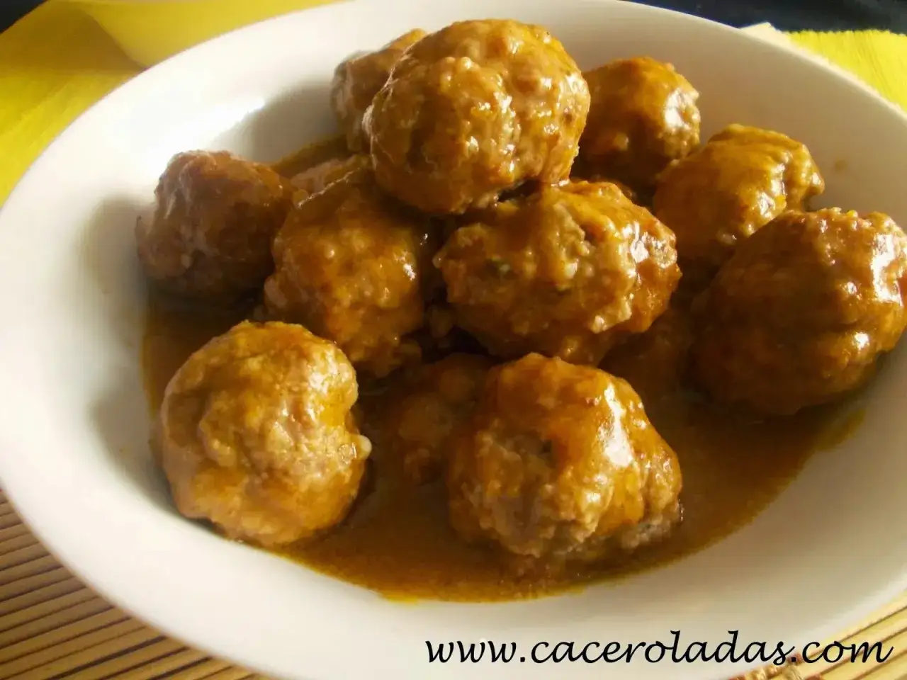 Alb&oacute;ndigas en salsa de la abuela, un plato casero que evoca recuerdos de infancia y sabores tradicionales.