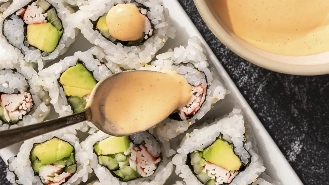 Roladki sushi z awokado i paluszkami krabowymi, polane kremowym sosem. Idealne do sos spicy mayo przepis.
