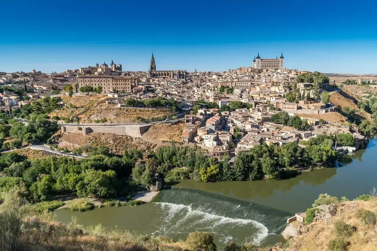 Toledo, Hiszpania, co warto zobaczyć: malownicze miasto na wzgórzu nad rzeką Tag, z katedrą i Alcázarem.