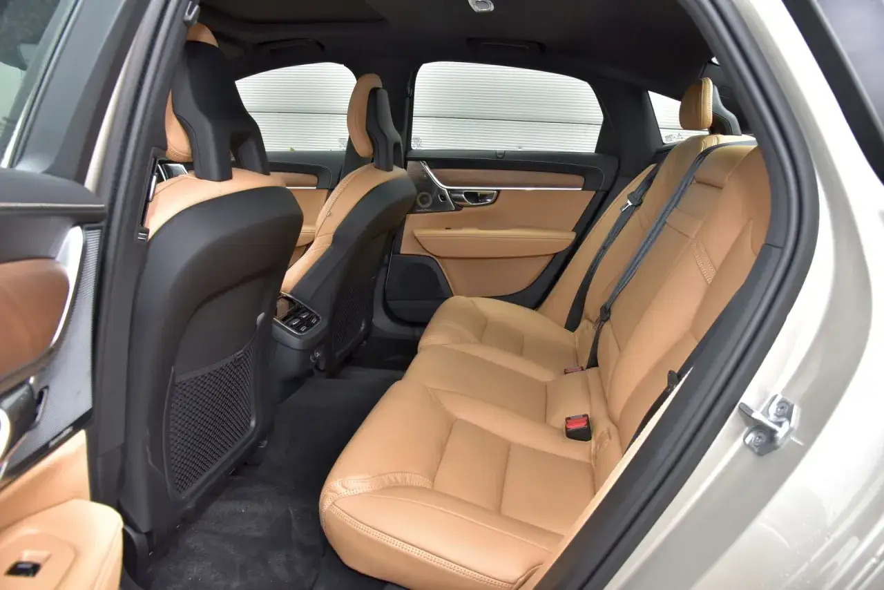 Wnętrze Volvo S90 z beżową skórzaną tapicerką. Wady? Może brak schowków z tyłu, ale komfort jazdy wynagradza.