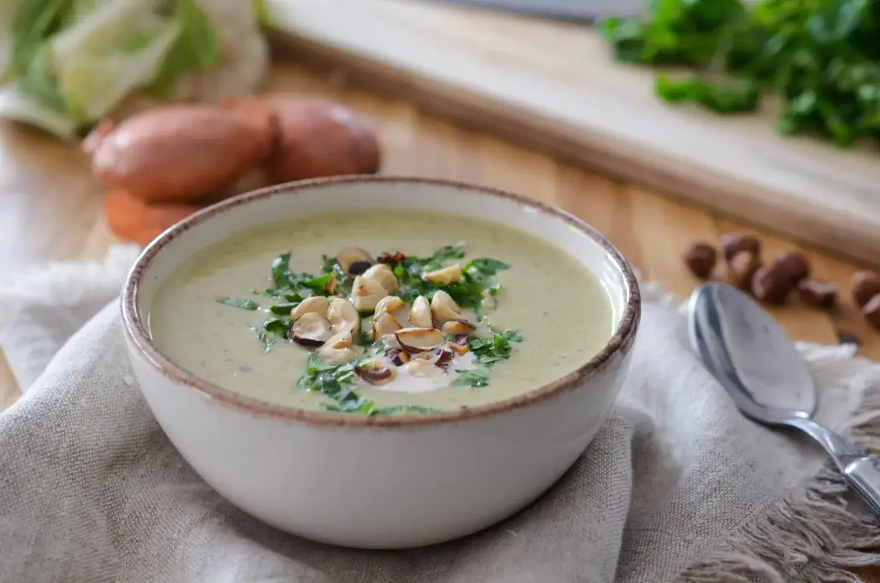 Velouté d'asperges chef étoilé, garni de noisettes grillées et persil frais. Une touche de crème pour parfaire ce délice.