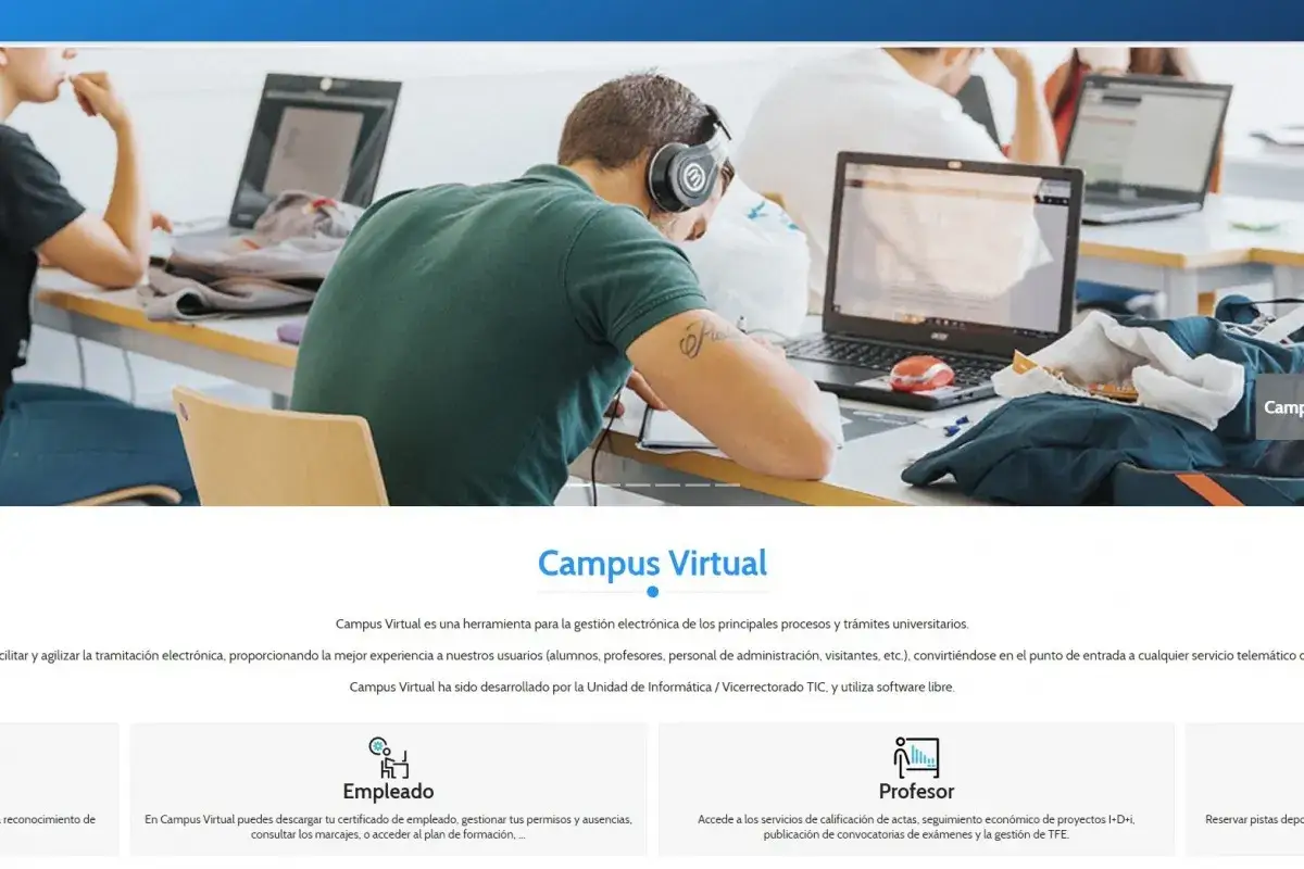 Estudiantes con auriculares y laptops en un aula, listos para su fp daw online. Campus Virtual facilita tr&aacute;mites.