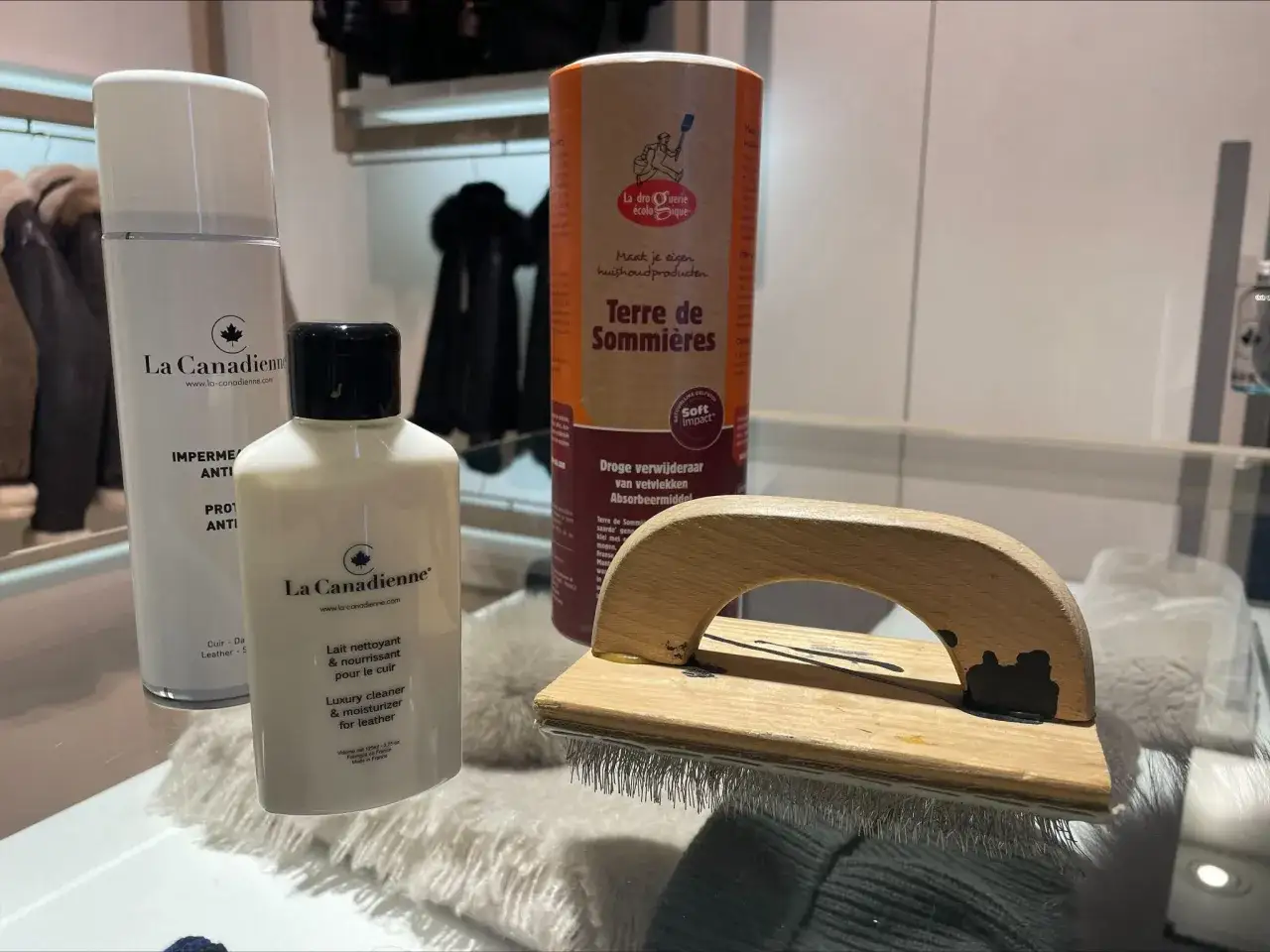 Produits La Canadienne pour un entretien perfecto cuir : lait nettoyant, imperméabilisant et Terre de Sommières. Brosse incluse.
