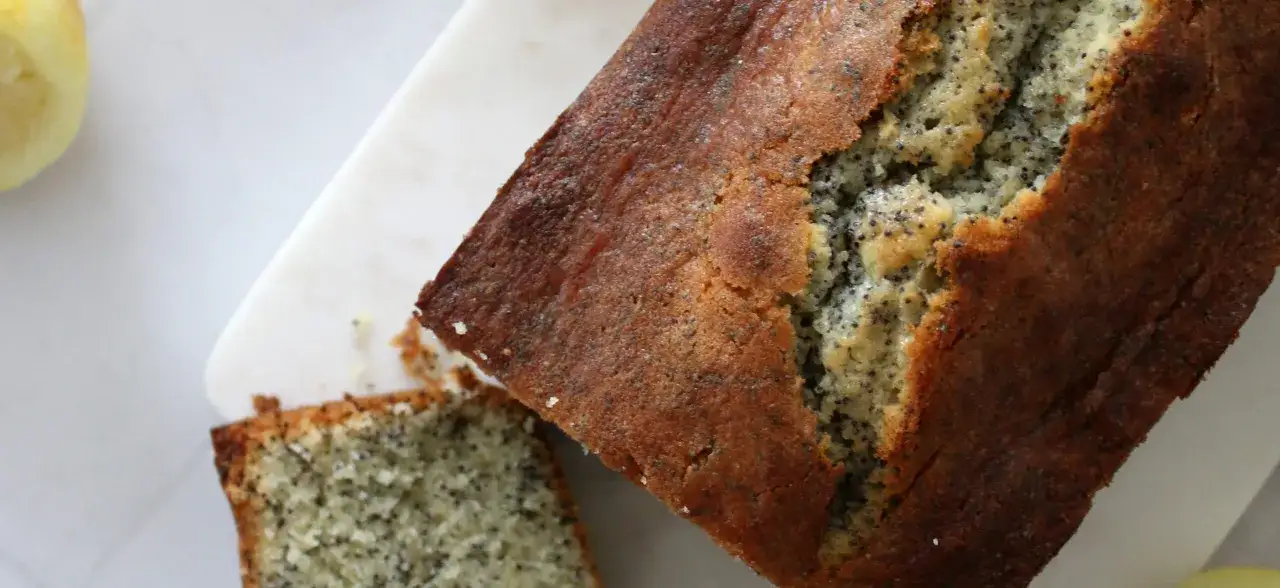 G&acirc;teau aux graines de pavot, une recette facile et originale. La mie est moelleuse et parsem&eacute;e de graines noires.