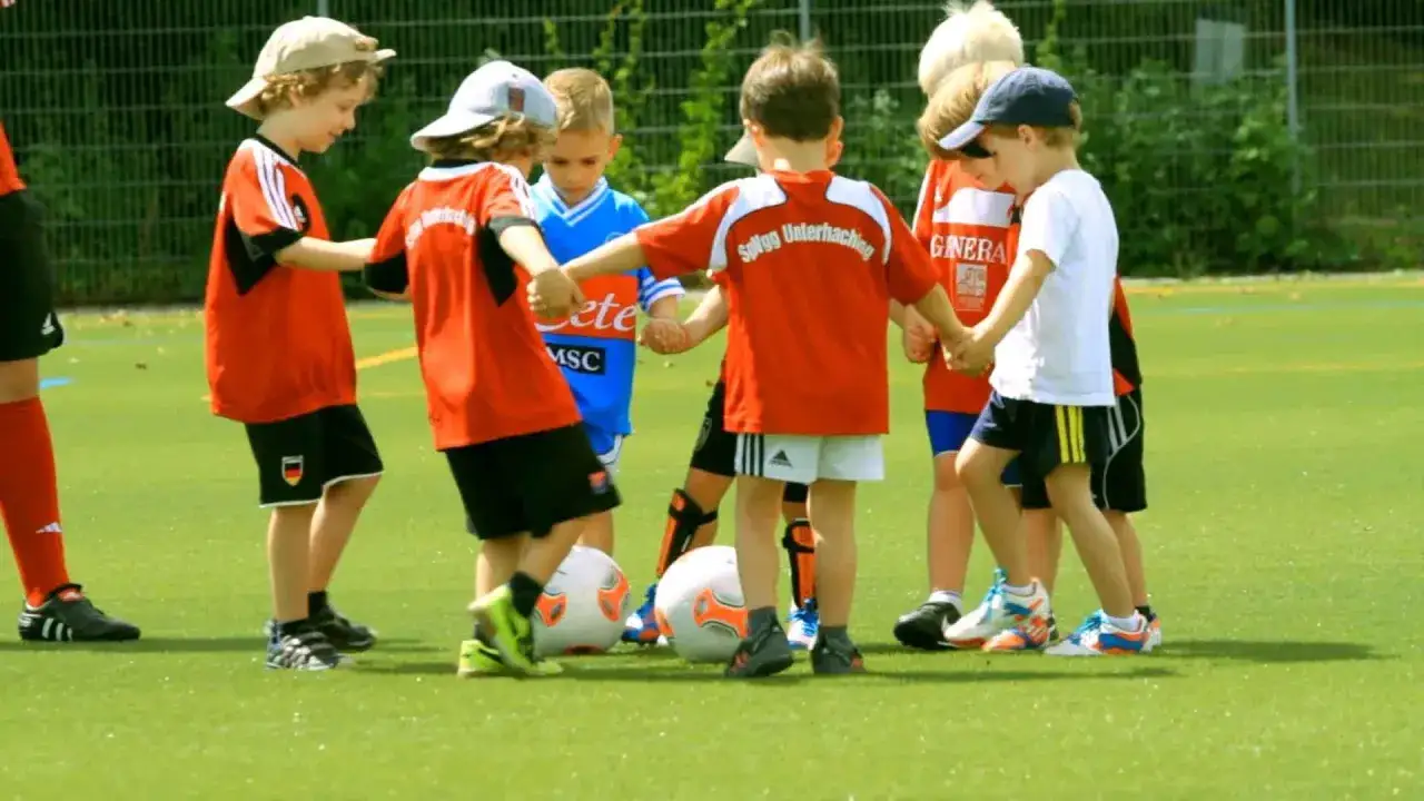 Kinder im Kreis haltend, bereit für ihre g jugend spielzeit.