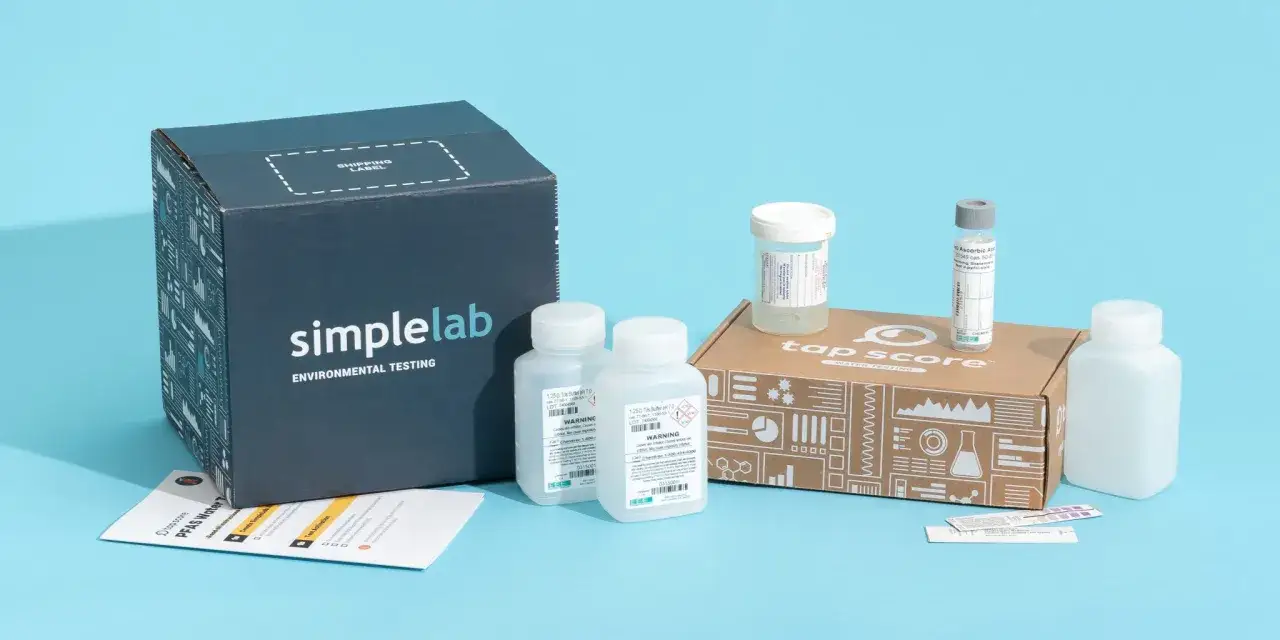 Kit de test SimpleLab pour analyser la duret&eacute; de l'eau. Comprend des flacons, des tubes et des instructions pour identifier une eau dure.