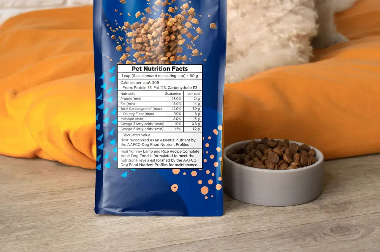 Hundefutter-T&uuml;te mit N&auml;hrwertangaben. Ein Napf mit Kroketten zeigt, was Hunde essen.
