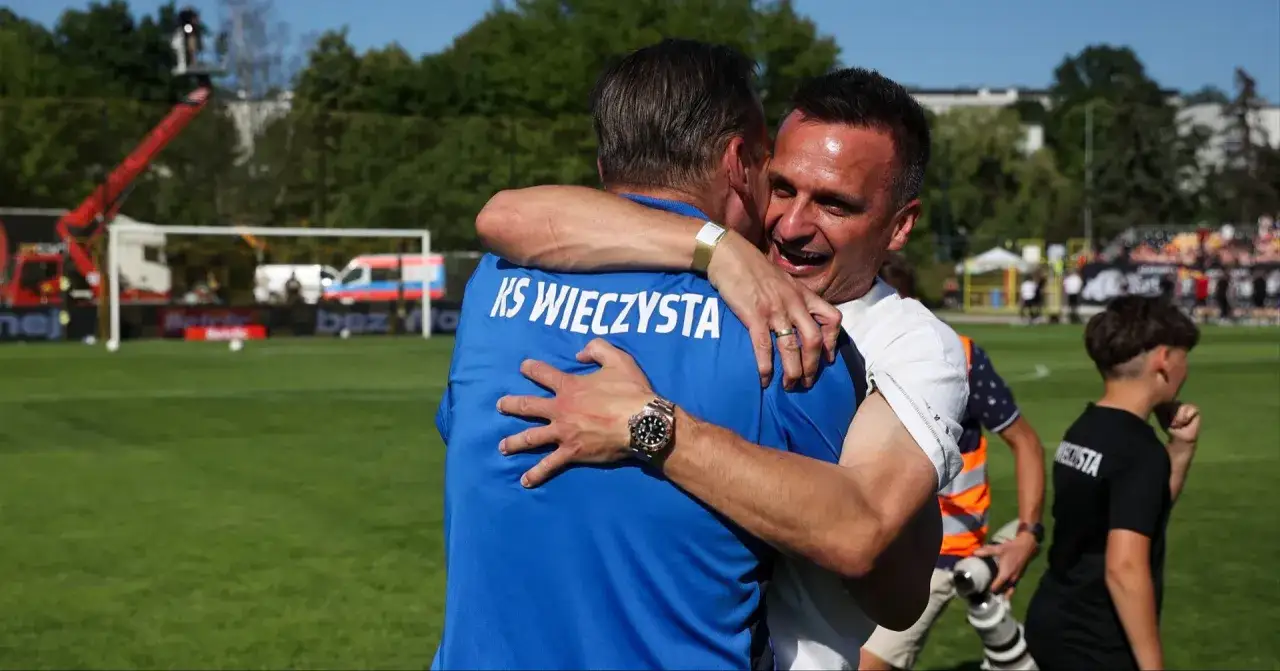 Dw&oacute;ch mężczyzn w niebieskich koszulkach z napisem 