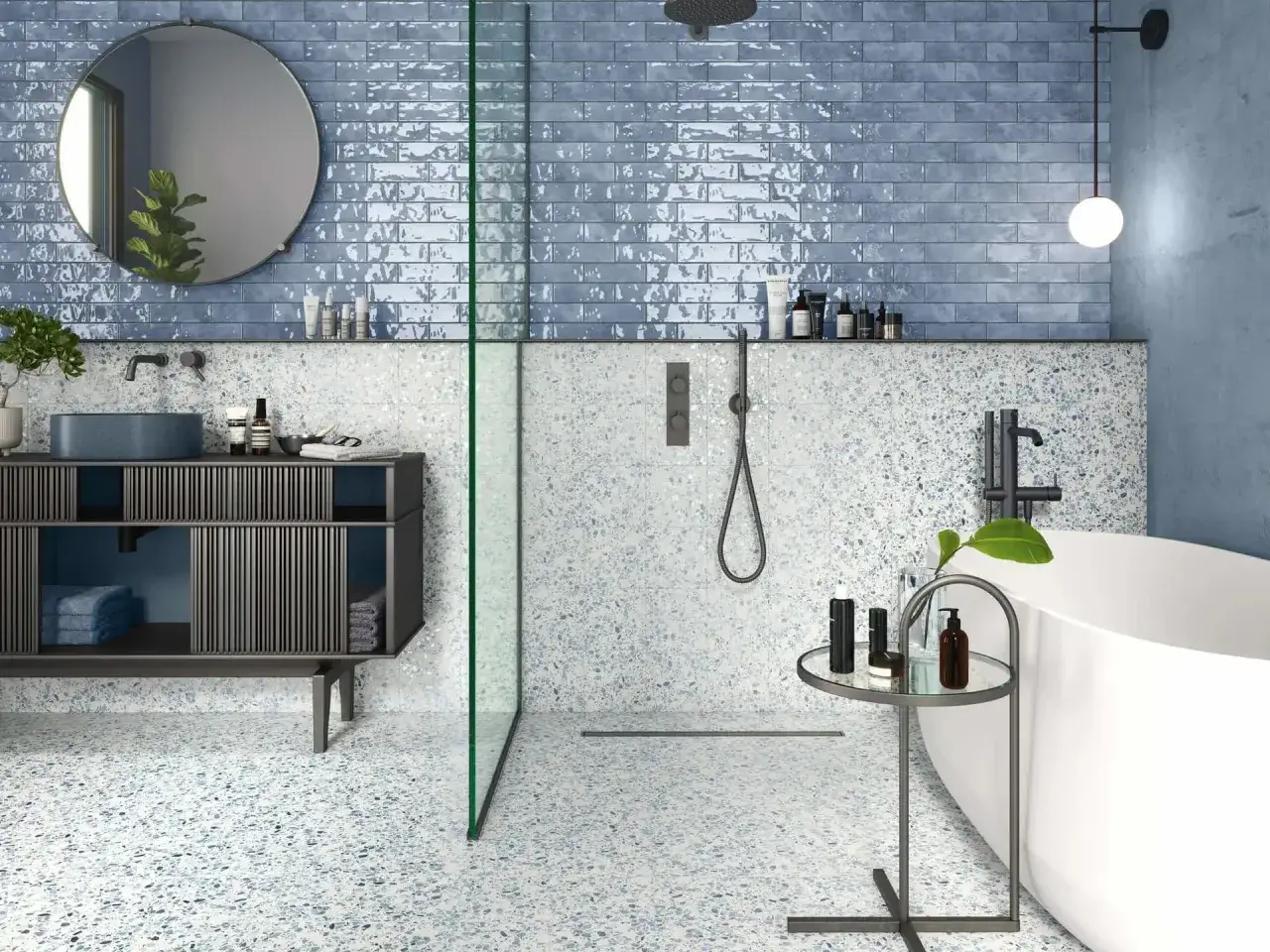 Salle de bain moderne avec carrelage bleu effet brique et sol terrazzo. Le calepinage carrelage crée un design harmonieux.