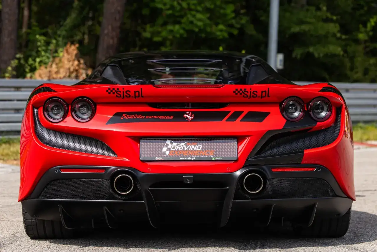 Czerwone Ferrari F8 z czarnymi akcentami i logo 
