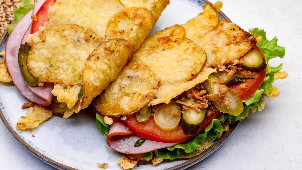 Herzhaftes Kartoffel-Sandwich mit Schinken, Tomate, Gurke und knusprigen Kartoffelchips als Brot.