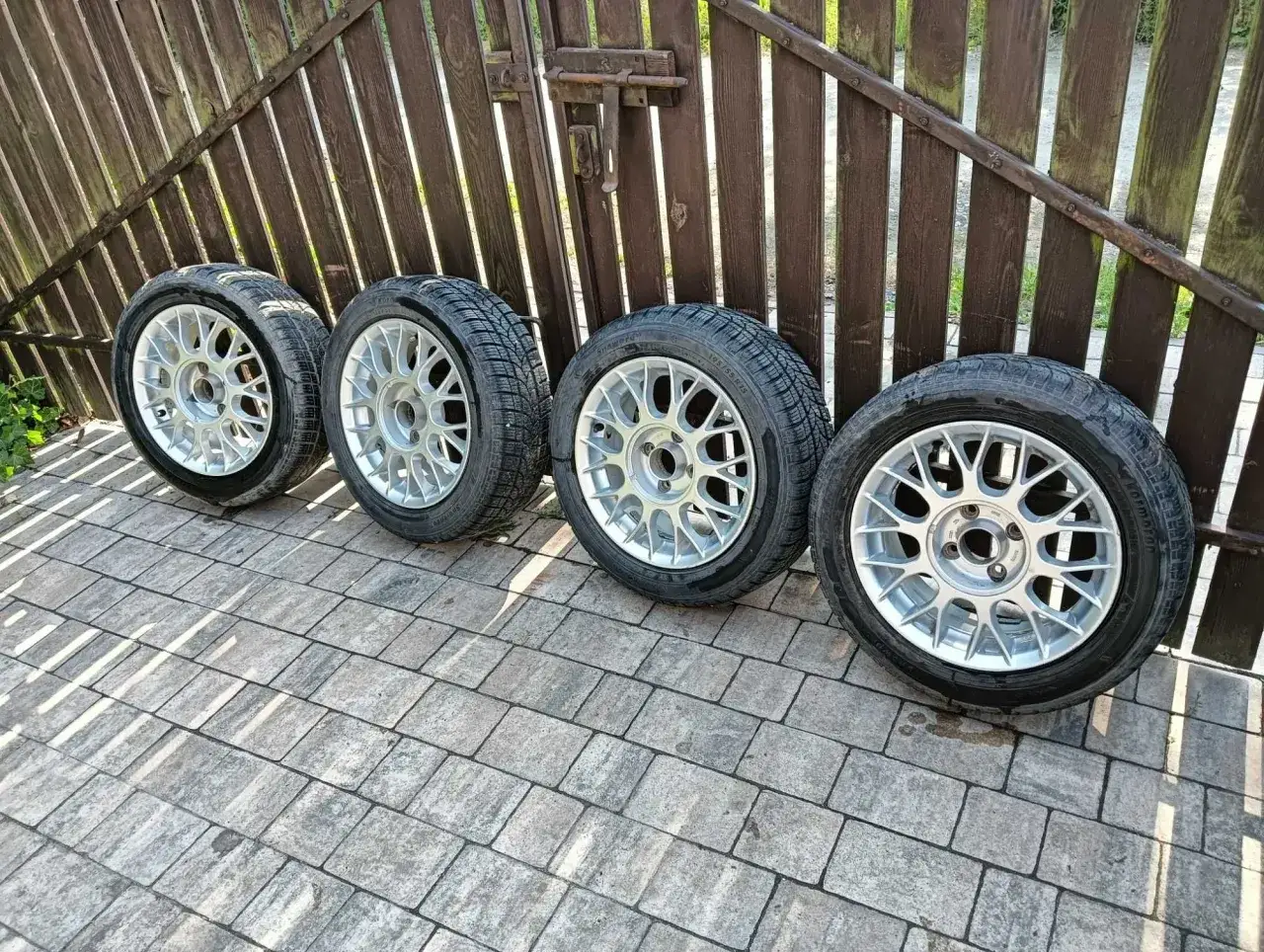 Cztery felgi aluminiowe z oponami zimowymi, idealne dla Peugeot 206. Rozmiar kół 15 cali.