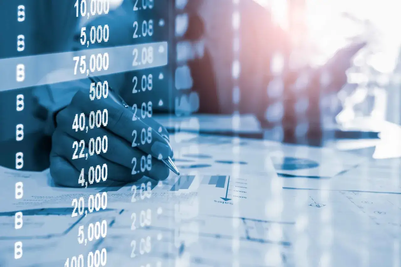 An&aacute;lisis de comisiones bancarias para comunidades de propietarios. Mano revisa cifras financieras y gr&aacute;ficos.