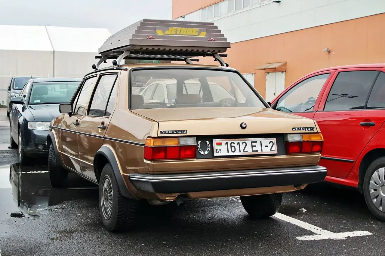 Złoty Volkswagen Jetta GLS z bagażnikiem Jetbag na dachu. Na tablicy rejestracyjnej widnieje napis