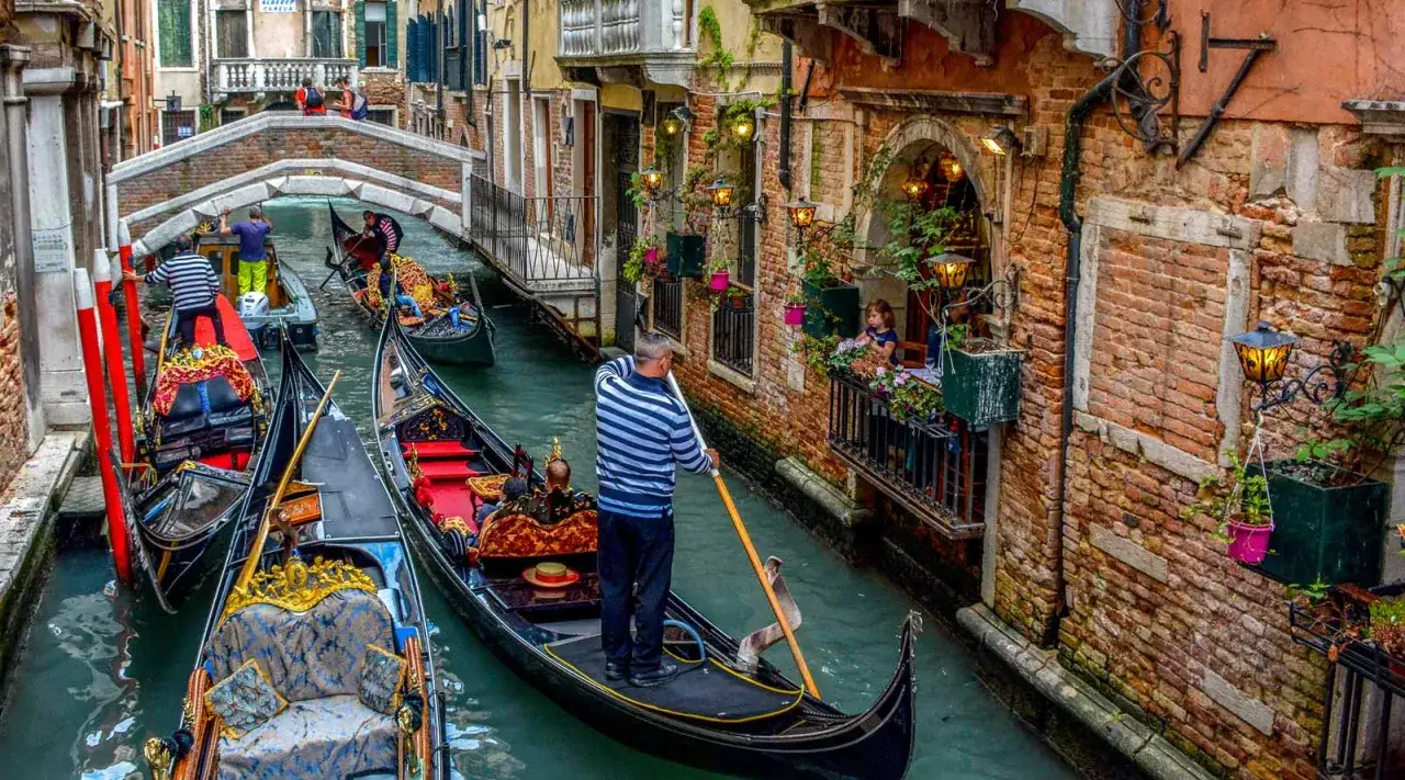 Gondole scivolano sui canali di Venezia, un'esperienza indimenticabile per un tour.