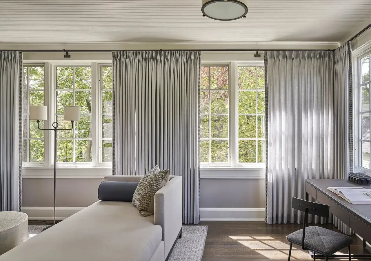 Gr&aring;, veckade gardiner ger rummet en mjuk k&auml;nsla. Perfekt gardin inspiration f&ouml;r ett modernt hem.