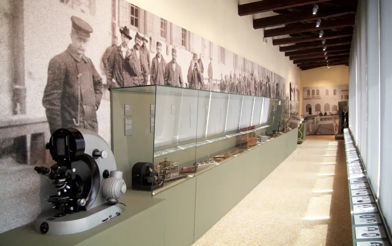 Allestimento del museo del manicomio di Venezia con antichi strumenti medici e foto storiche.