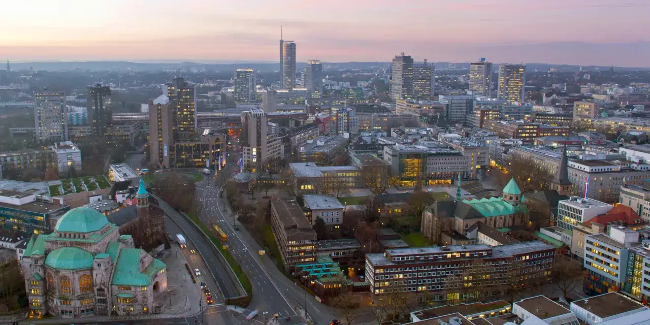 Blick &uuml;ber Essen bei D&auml;mmerung. Die Neue Synagoge mit ihrer gr&uuml;nen Kuppel ist ein Muss, was man in Essen gesehen haben muss.