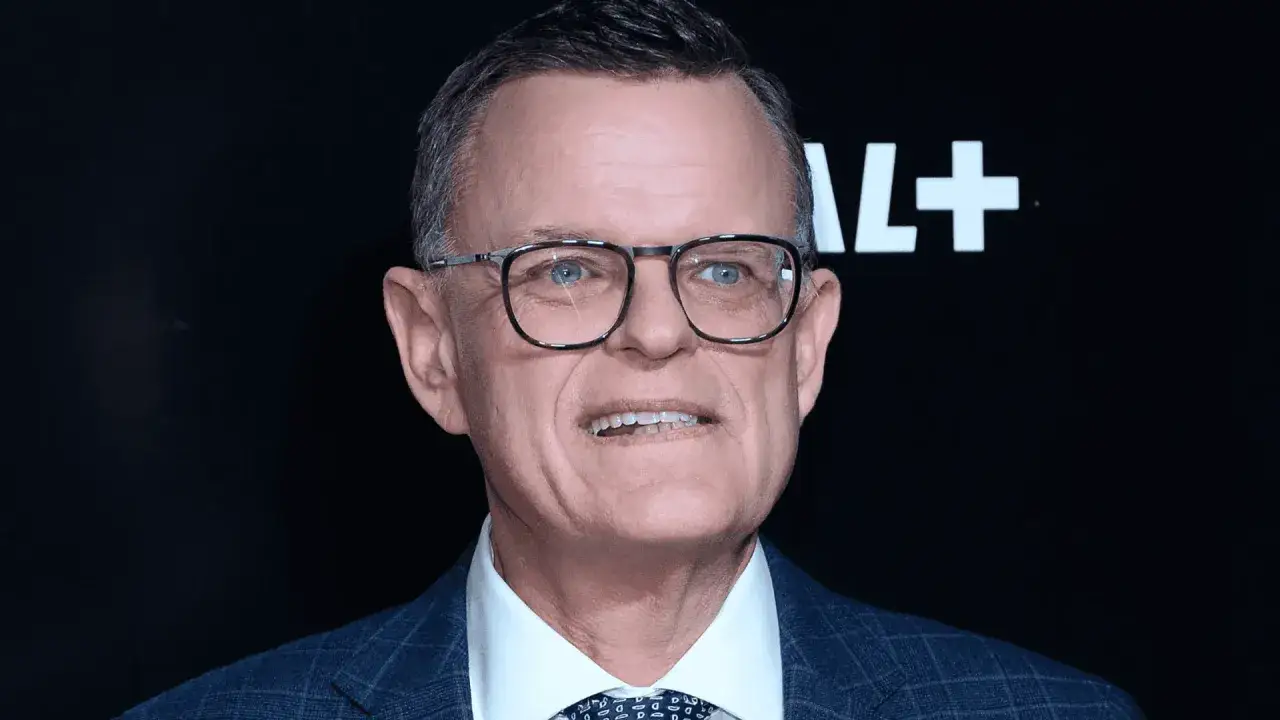 Andrzej Morozowski w okularach, w garniturze, z uśmiechem. Co się z nim dzieje?