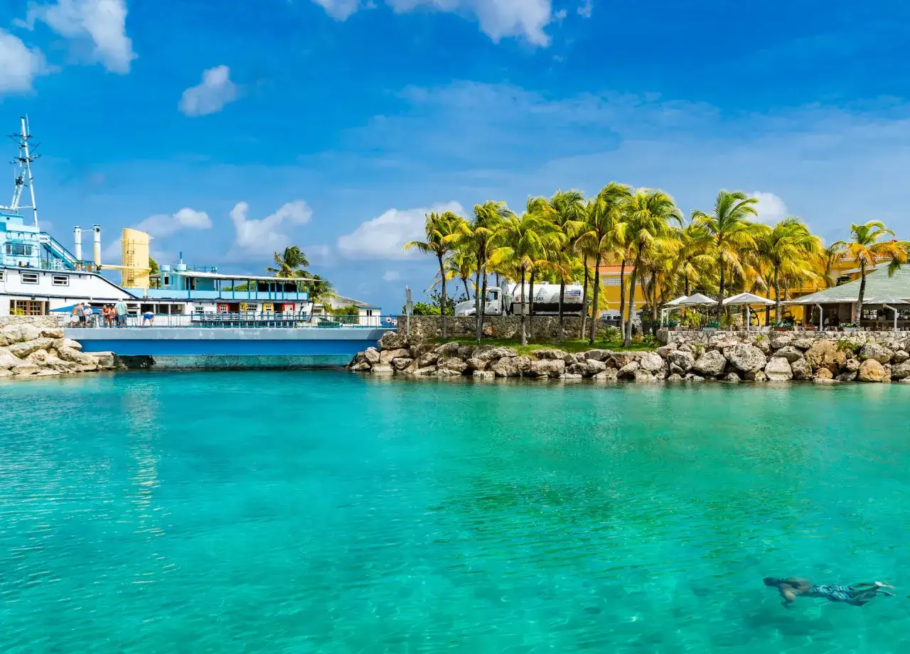Türkisfarbenes Wasser, Palmen und ein Schnorchler – die beste Reisezeit für Curacao ist jetzt!