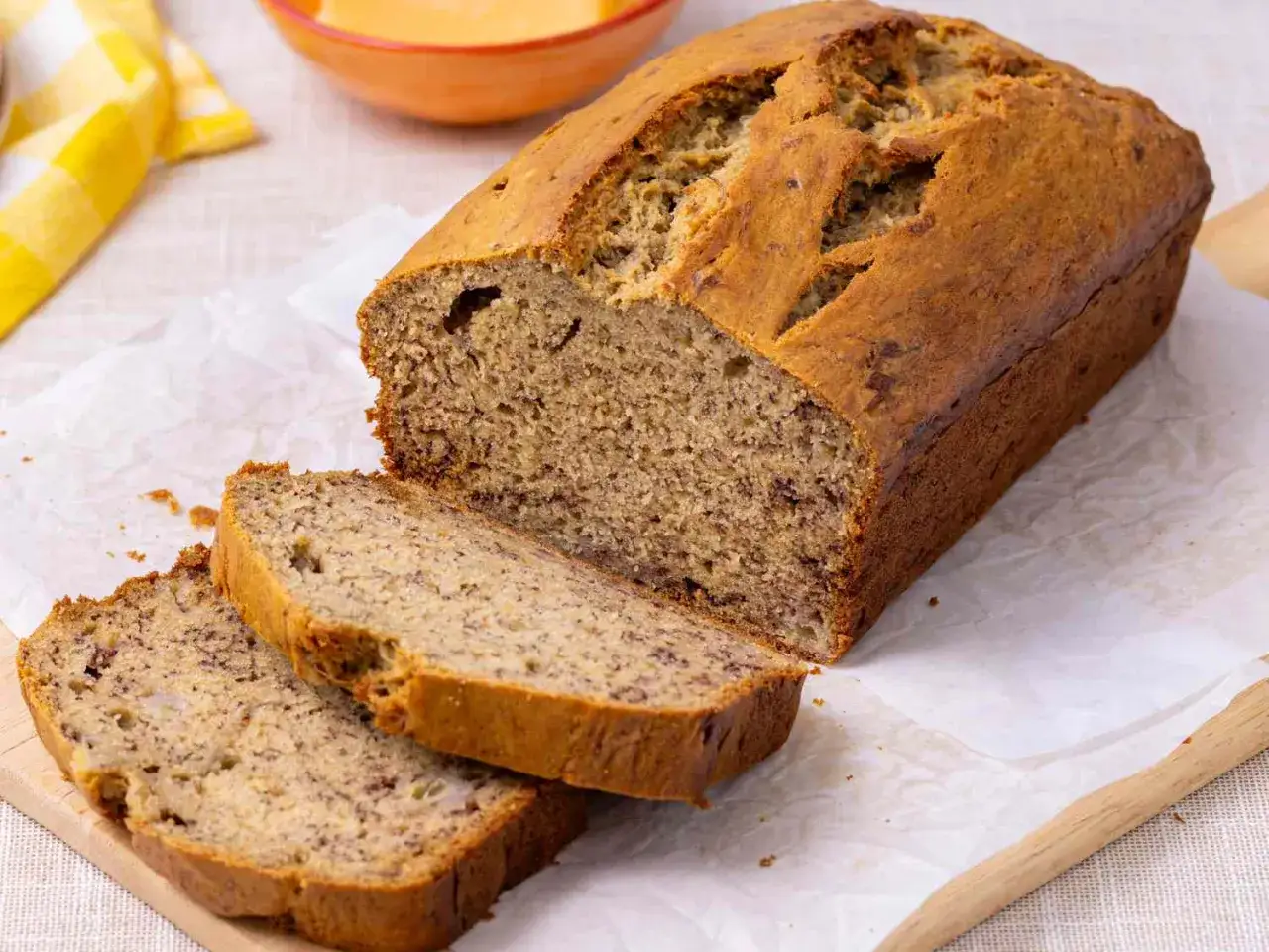 En saftig banankaka utan socker, perfekt f&ouml;r en h&auml;lsosam fika. Skivorna visar den mjuka insidan med sm&aring; prickar av banan.