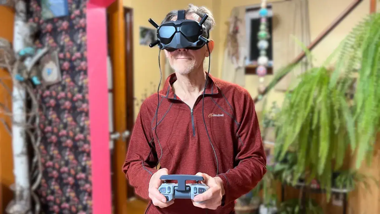 Mann mit DJI Virtual Flight App Brille und Controller, bereit zum Üben von Drohnenflügen.
