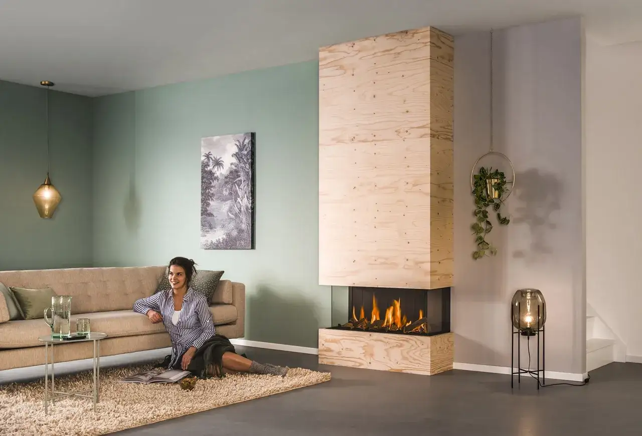 Chimenea de obra moderna con dise&ntilde;o de madera y cristal, que muestra diferentes tipos de chimeneas de obra.
