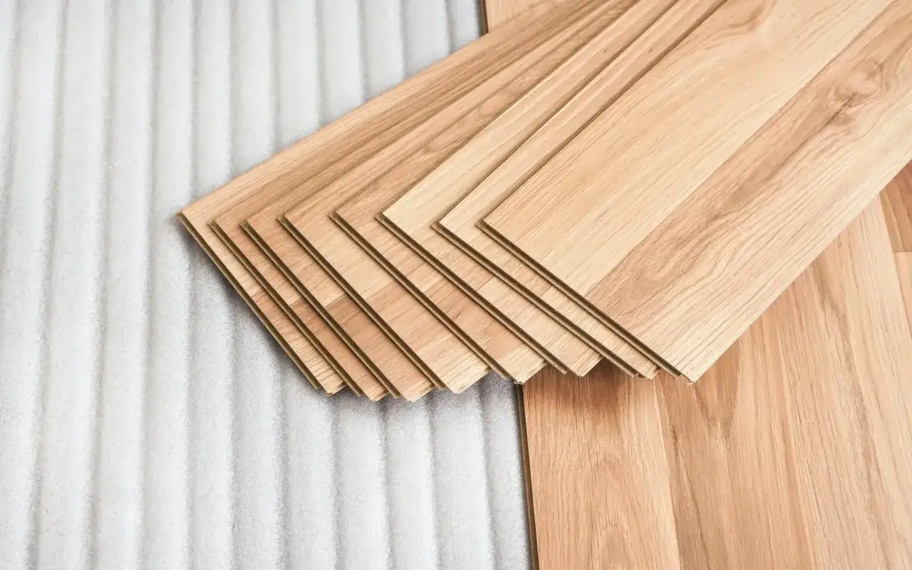 Assortimento di listoni di legno betulla colore chiaro, pronti per essere posati.