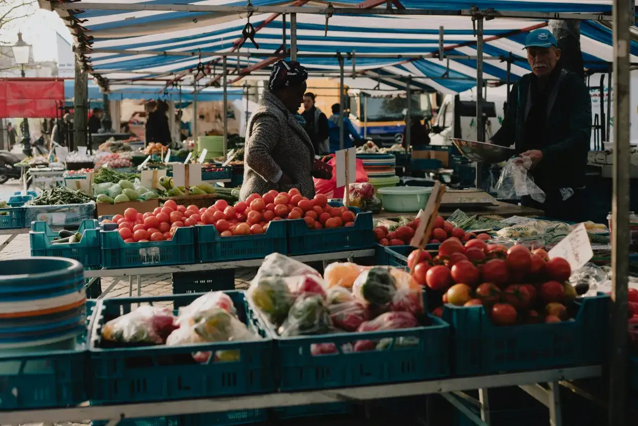 Frische Tomaten, perfekt f&uuml;r eine hausgemachte tomatensauce aus frischen tomaten, werden auf einem Marktstand angeboten.