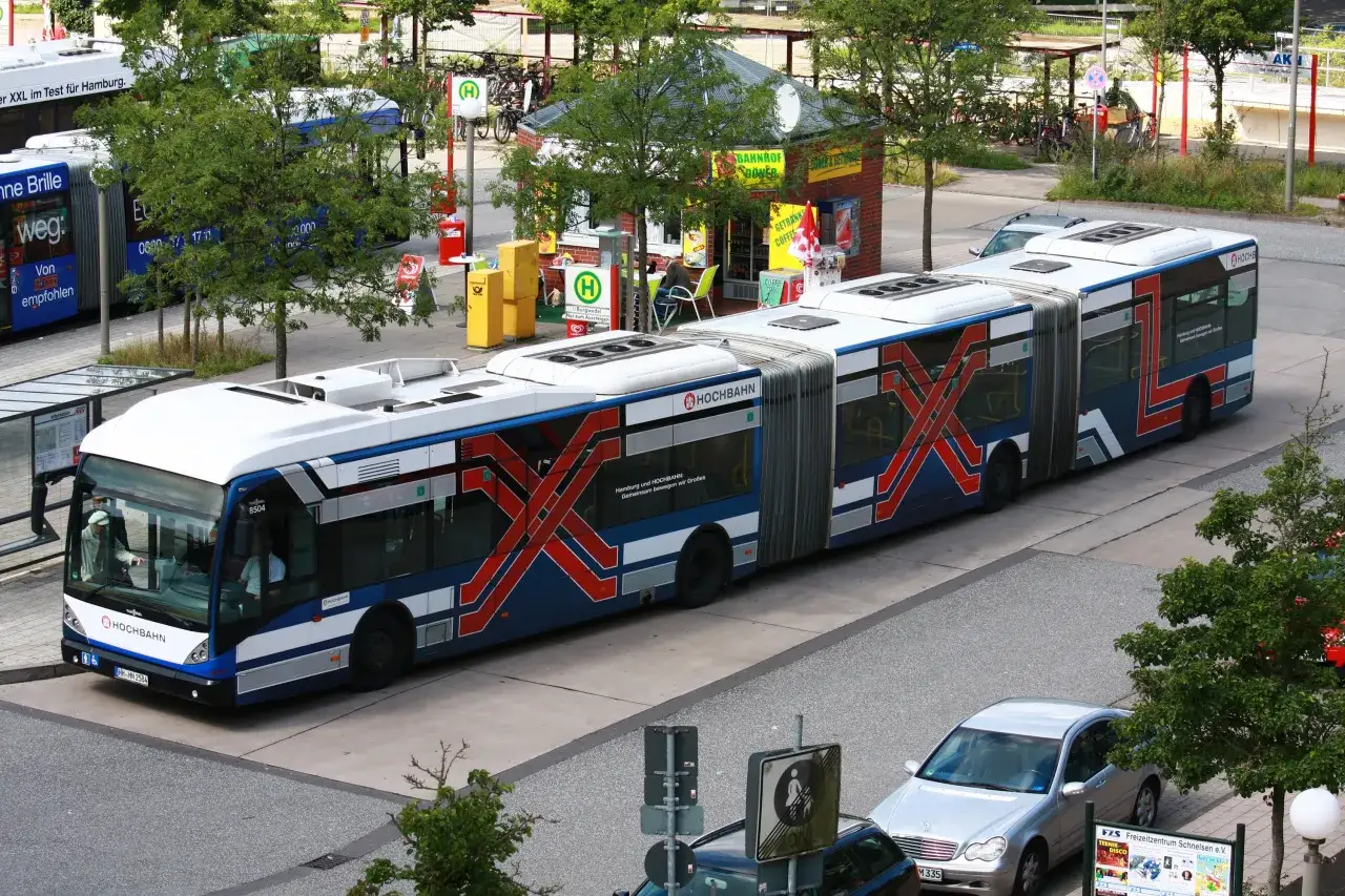 Autobus miejski standardowy i przegubowy porównanie